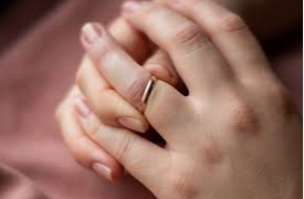 Bagaimana Cara Menentukan Jari yang Tepat untuk Memakai Cincin Pernikahan?