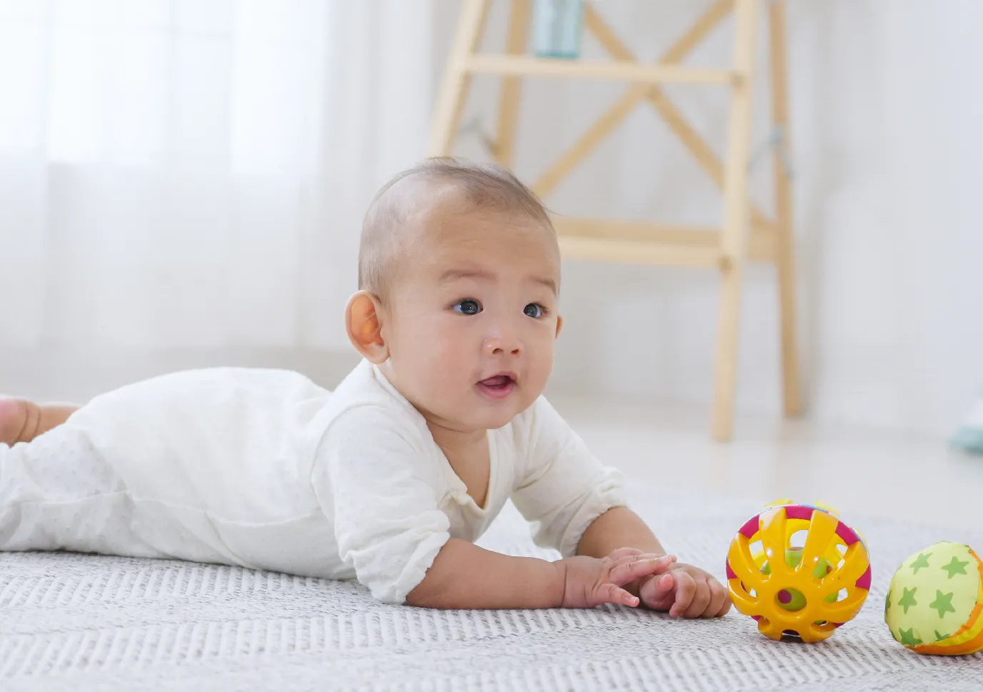 Perkembangan Fisik Bayi dari Lahir hingga Usia 12 Bulan